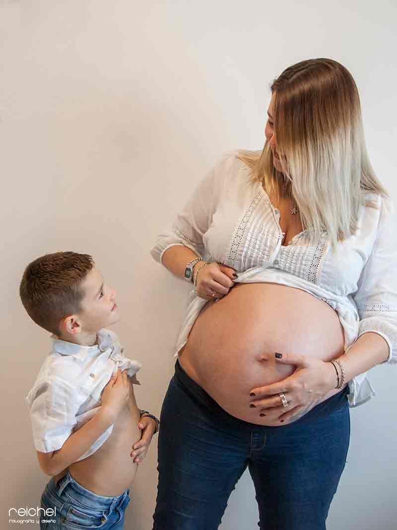 plano detalle de una mama coin su hijo mayoir en el embarazo