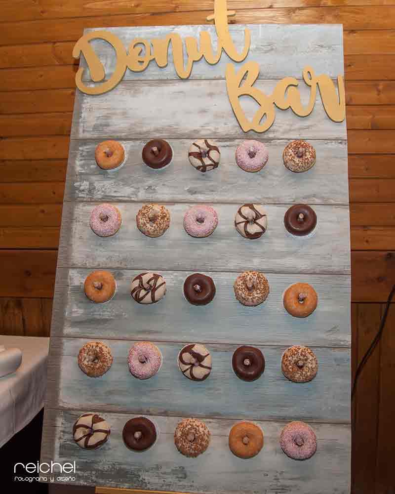 soporte de donuts para candy bar de boda
