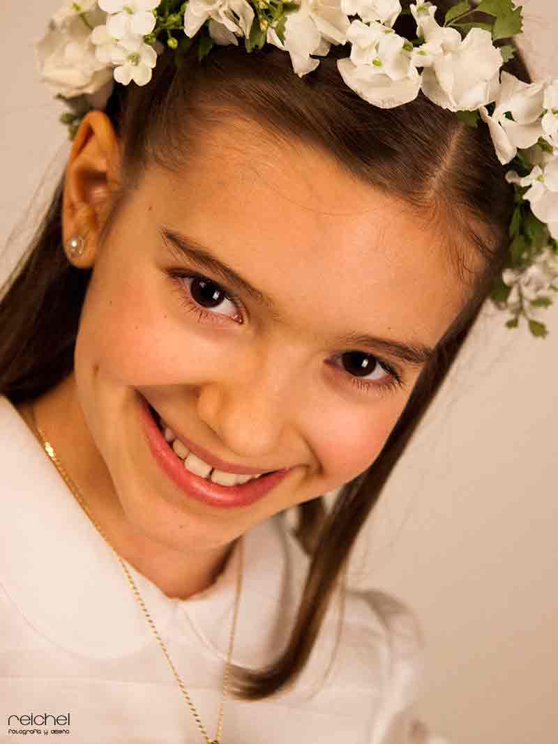 retrato de una niña de comunion sonriente