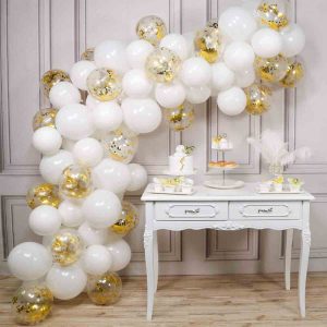 decoracion con globos dorados y blancos