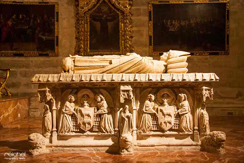 selpulcro del cardenal de cervantes de la catedral de sevilla