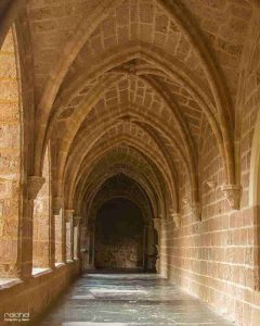 claustro del monasterio de piedra