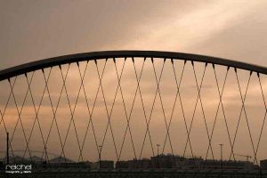 puente del tercer milenio-en zaragoza al atardecer