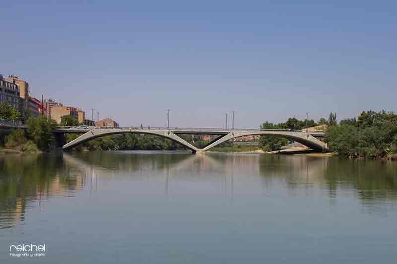 vista general del puente de santiego en zaragoza