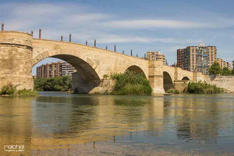 detalle de los arcos del puente de piedra desde la ribera del ebro