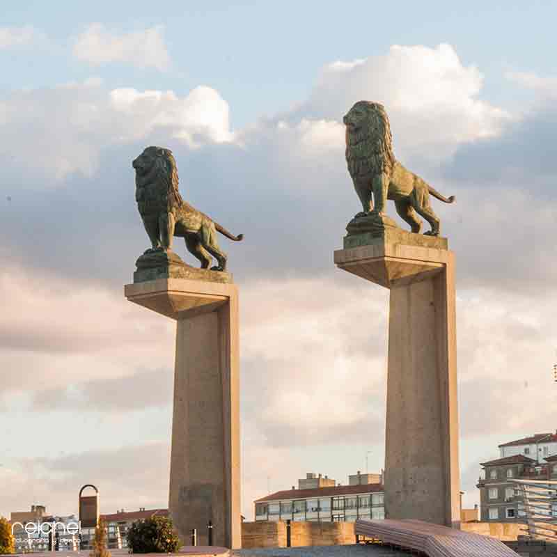 leones emblematicos del puente de piedra de zaragoza