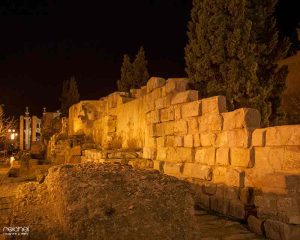 murallas romanas de zaragoza de noche