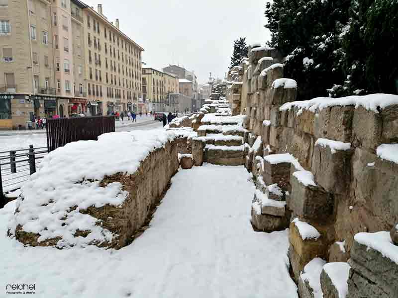 murallas rommanas de zaragoza con nieve