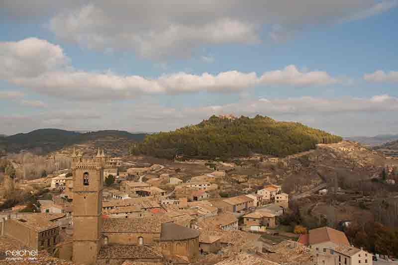panoramica general del pueblo de un castillo