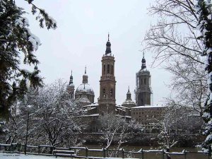 torres de la basilica del pilar con nieve