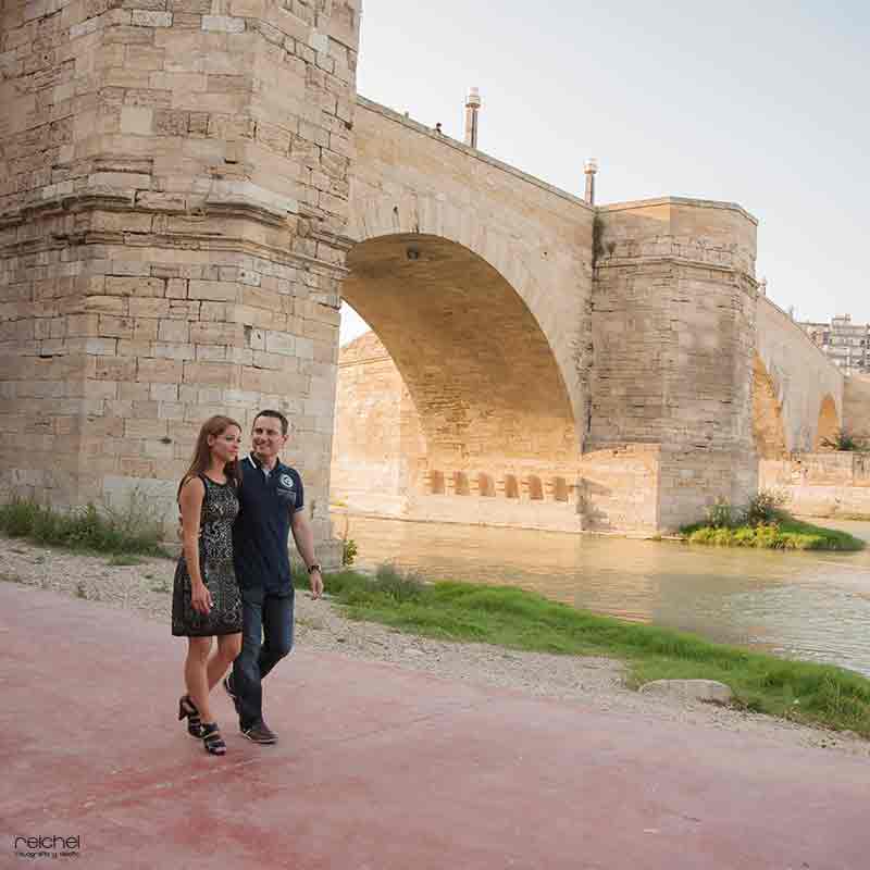 pareja de novios paseando junto al puente romano de zaragoza